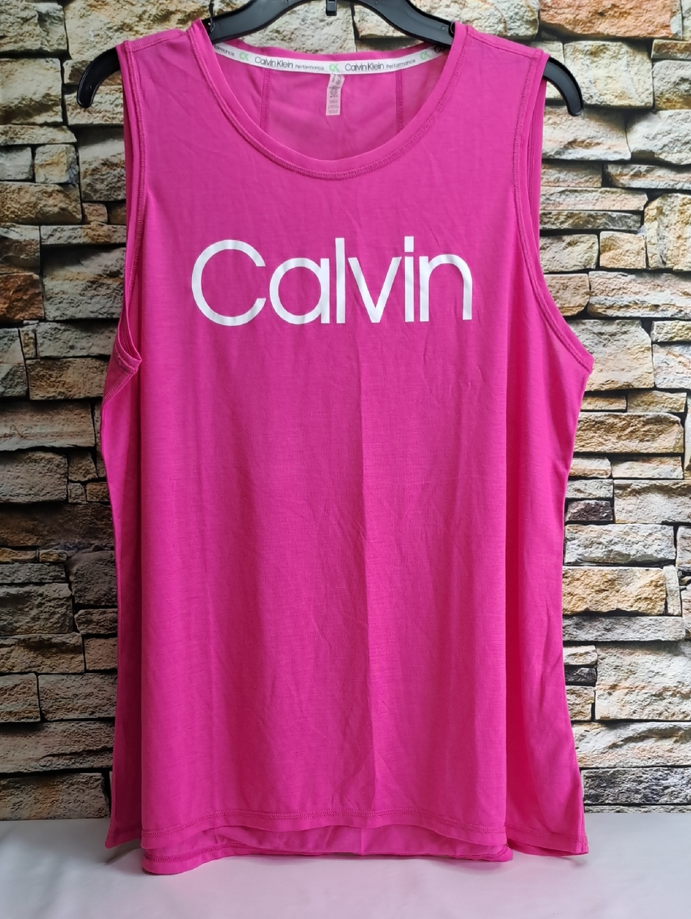 CALVIN KLEIN 'PERFORMANCE' SLEEVLESS TEE MOISTURE-WICK HIGH-LOW HEM in FUSCHIA